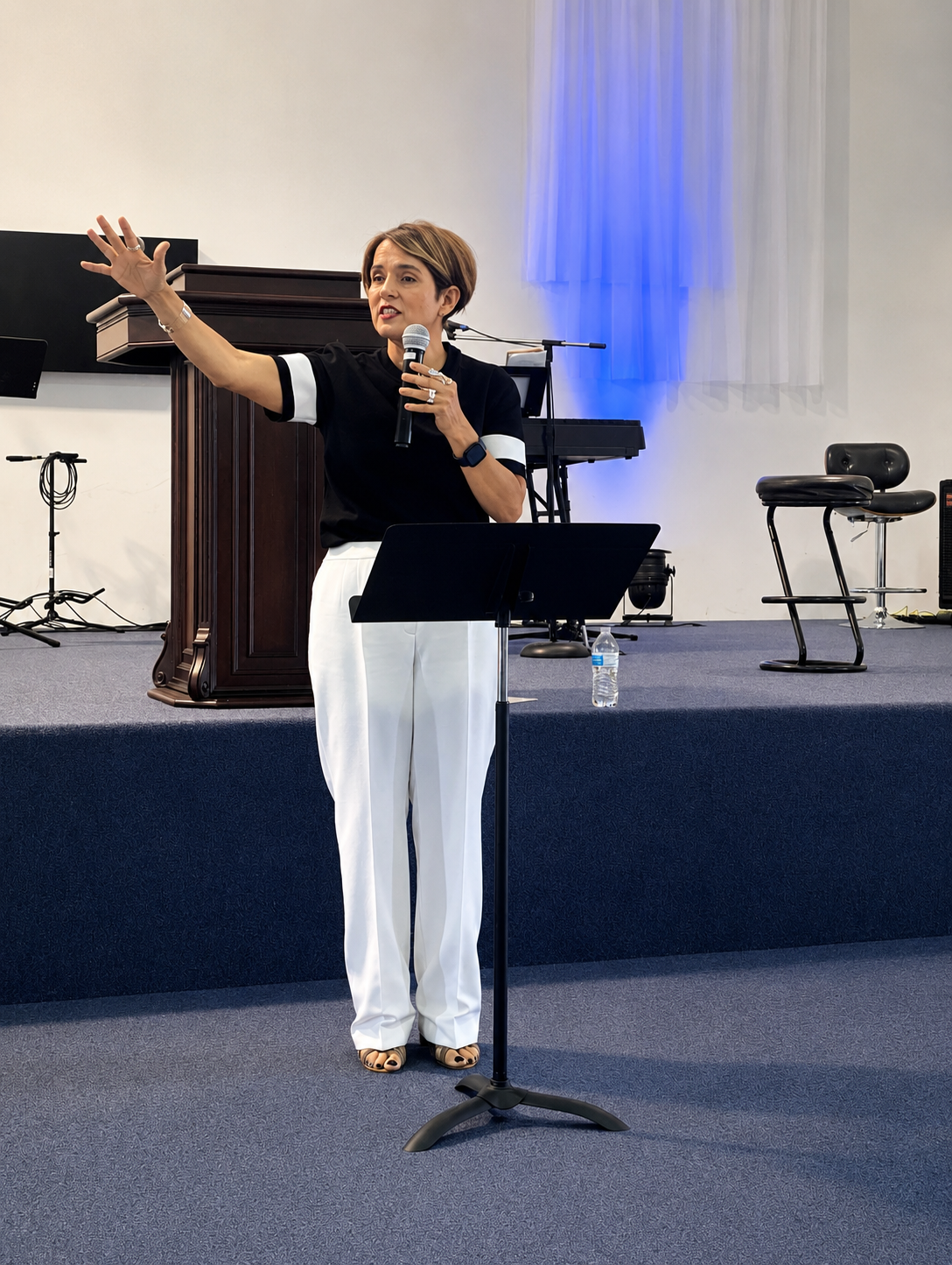 mujer-predicando-escenario-vida-covenant-church-houston